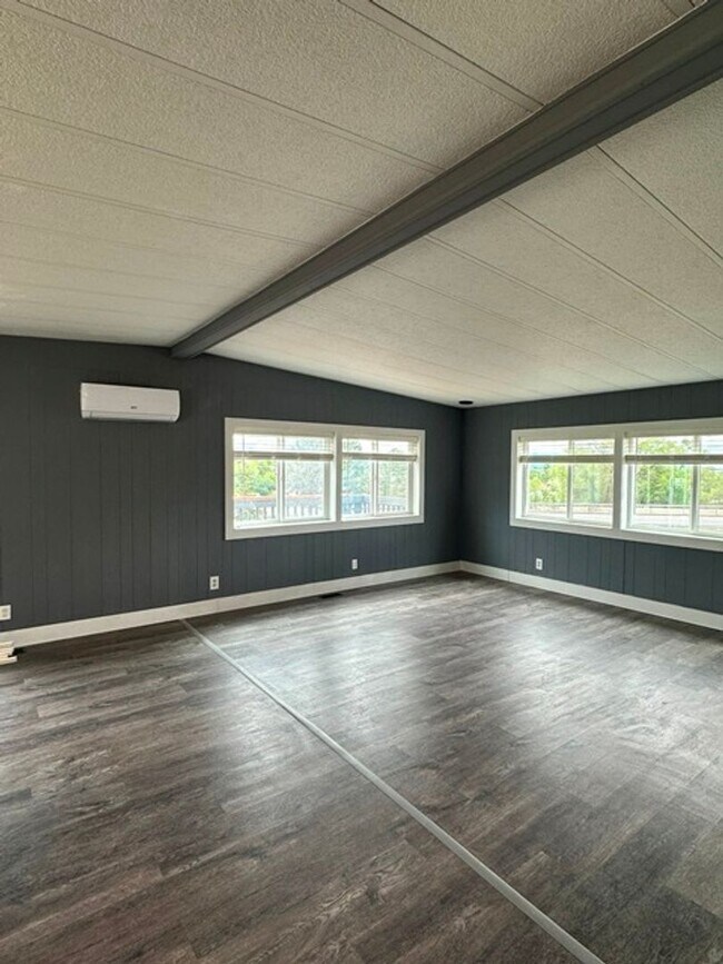 Building Photo - Updated 3 bedroom House