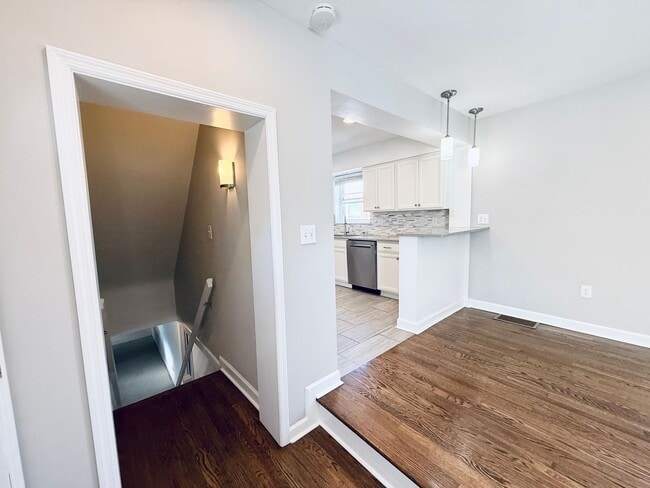 Building Photo - Fully Renovated 3-Bedroom 3-Bathroom Gem in Cincinnati!