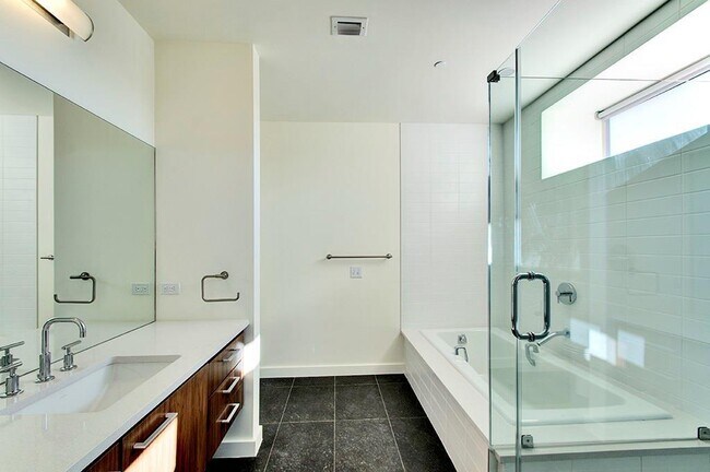 Building Photo - 2410 Waugh Dr