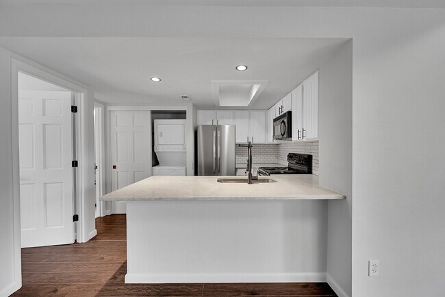 Building Photo - $1,995 - 1 Bed, 1 Bath Updated Lofted Cond...