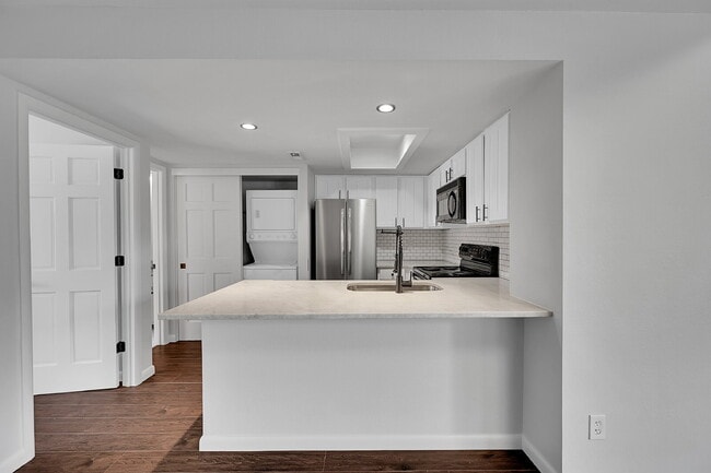 Building Photo - $2,195 - 1 Bed, 1 Bath Updated Lofted Cond...
