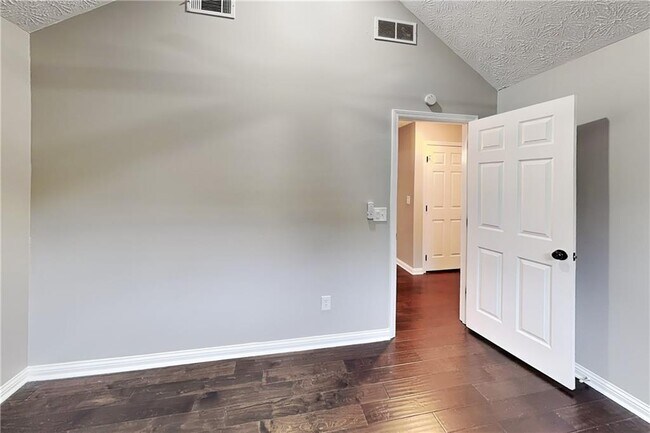 Building Photo - 985 Crystal Water Dr SE