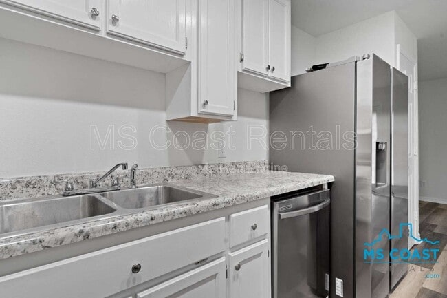 Building Photo - 340 Hiller Dr