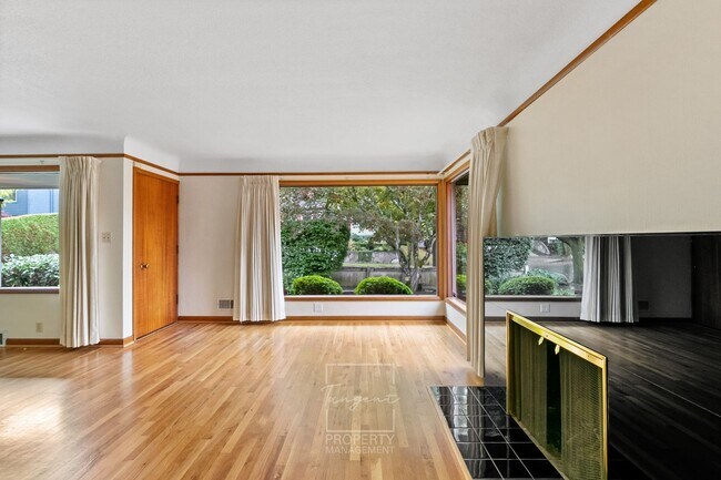 Building Photo - Sunny 4 BR home with lots of space!