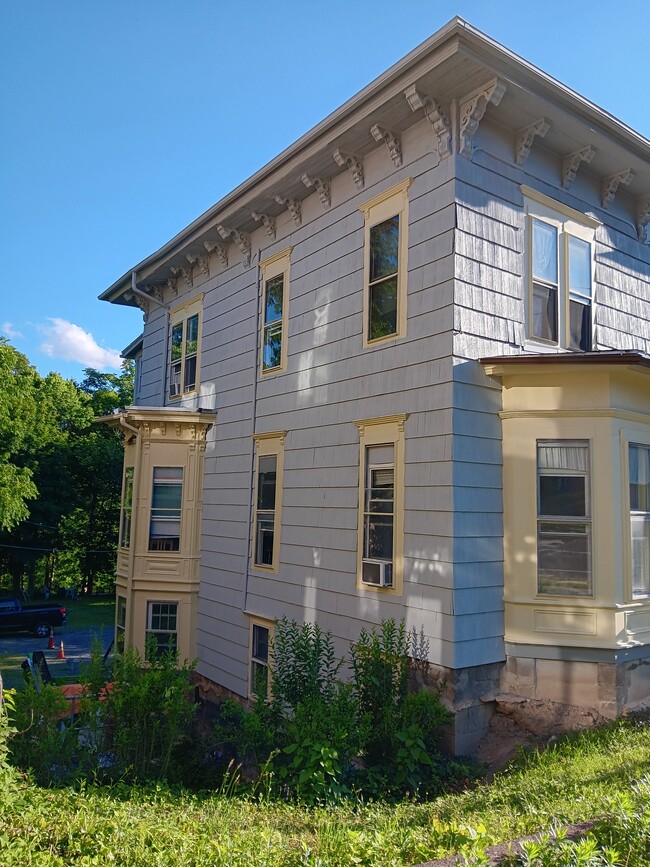 Building Photo - 523 E State St