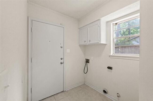 Building Photo - 14110 Saddlebend Dr
