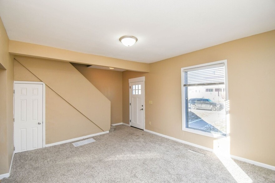 Building Photo - 817 W 12th St