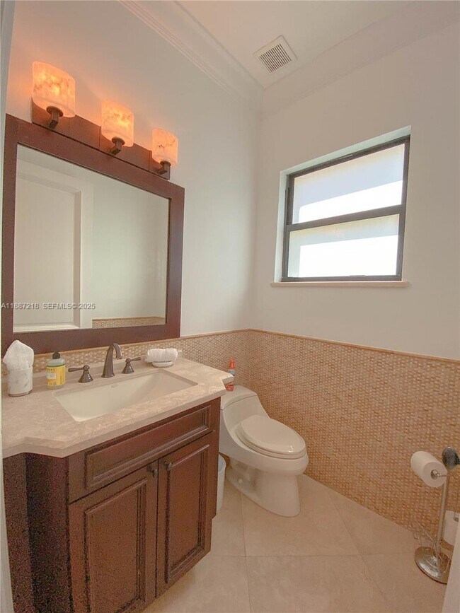 Building Photo - 2561 Trapp Ave