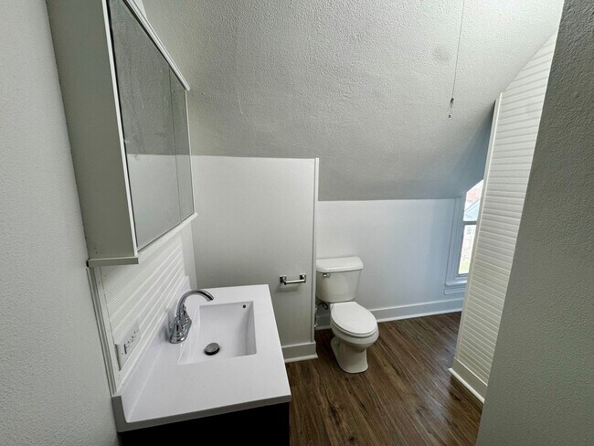 Building Photo - 410 9th St
