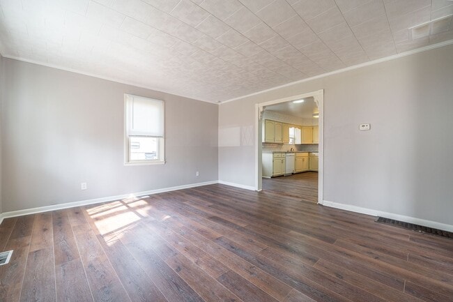 Building Photo - Updated 2 Bedroom Ranch with Sunroom & Garage!