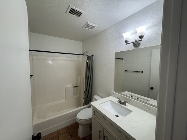 Building Photo - North Phoenix 2 bedroom Duplex