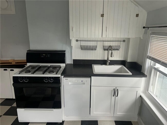 Building Photo - 179 Ivy St