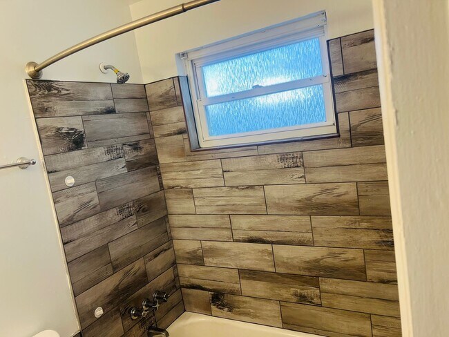 Building Photo - 2 bed, 2 bath in LOSO.