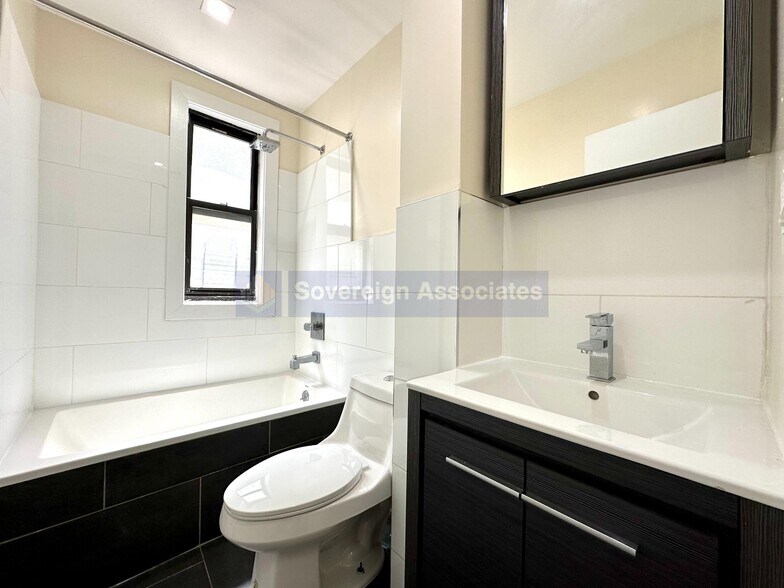Building Photo - 498 W 159th St