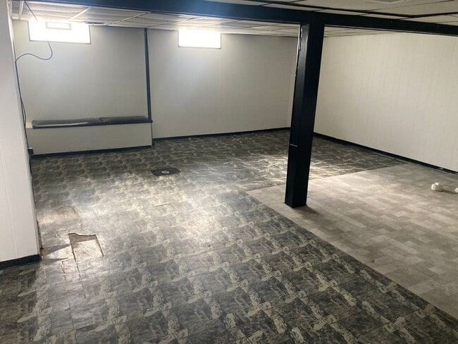 Building Photo - 3 bedroom, 2 FULL Bath Brick Ranch - HW Floors - Finished Bsmt - 1 car garage - Sec. 8 OK