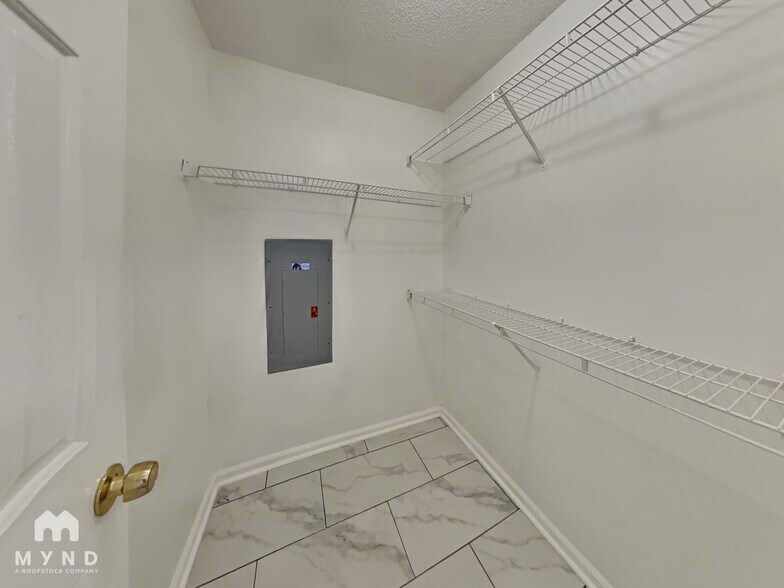 Building Photo - 2433 Dove Glen Cove