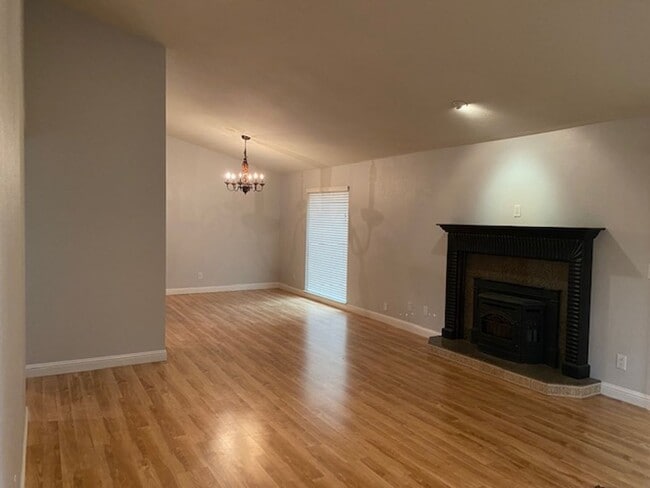 Building Photo - AVAILABLE NOW! Beautiful 2 Bedroom 2 Bath Condo in Citrus Heights!!!