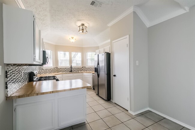 Building Photo - 15243 Peachmeadow Ln
