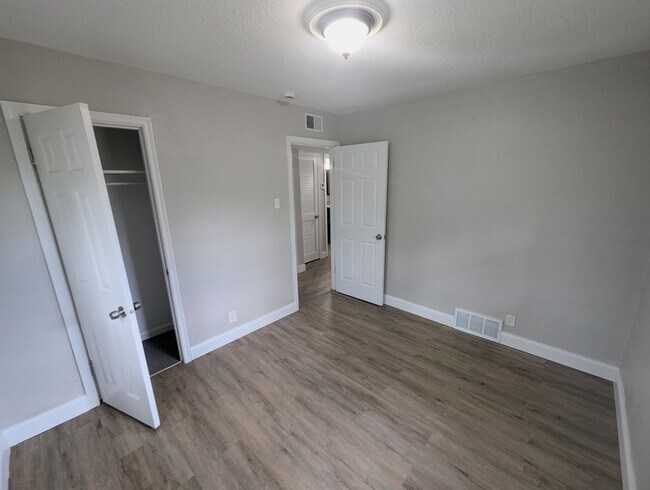 Building Photo - Farmview Vista - Section 8 Friendly!