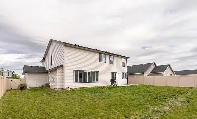 Building Photo - Great 4 bed 2.5 bath home with 2600 sq ft!  Kuna Home with lots of room just off N Ten Mile Rd an...