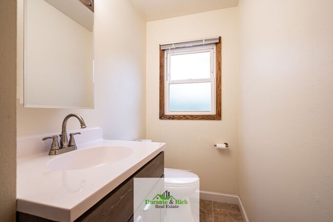 Building Photo - Upgraded Spacious 3 Bedroom Townhome Waukesha