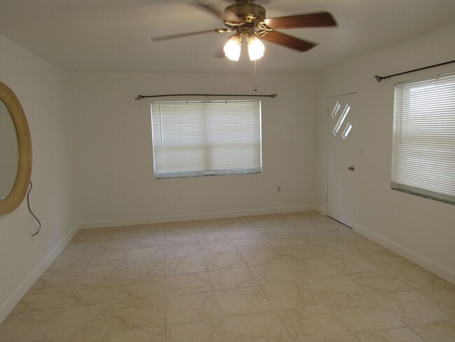 Building Photo - LOVELY 2 BEDROOM SINGLE FAMILY HOME IN CLE...