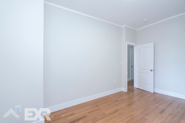 Building Photo - 647 Courtlandt Ave