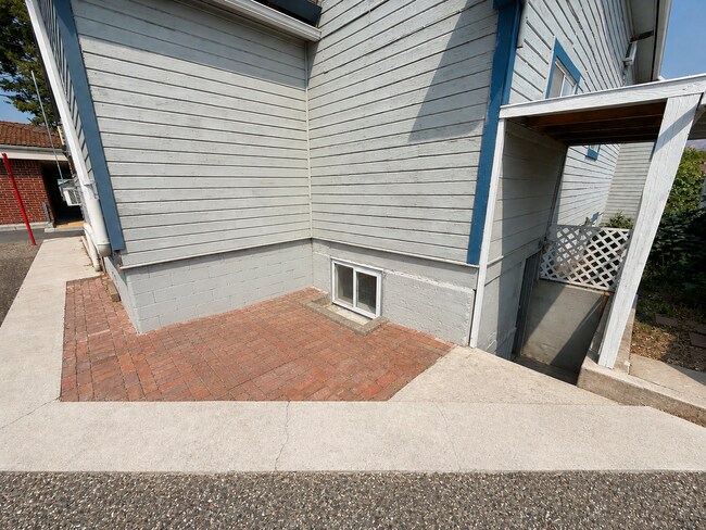 Building Photo - Keefer
