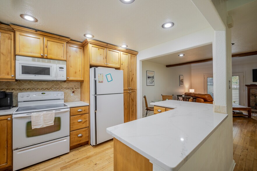 Building Photo - 3124 S Falling Brook Ln