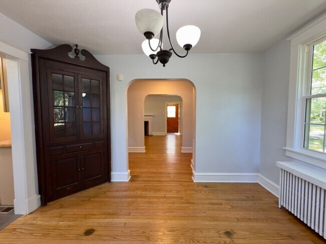 Building Photo - Charming Home!