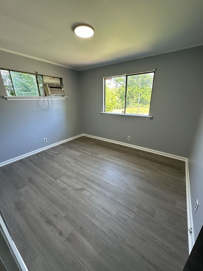 Building Photo - Cozy 2 Bed Room Rental with Large Yard & Easy Commute