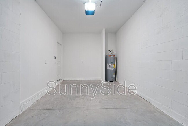 Building Photo - 2939 Maloof Dr