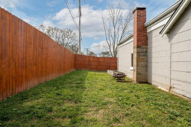 Building Photo - 1002 Aladdin Dr