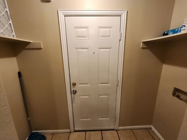 Building Photo - 3 Bedroom Duplex In South Fort Worth