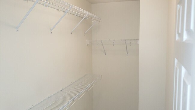 Building Photo - Awesome 2Br 2.5Ba Townhome w/ Bonus Room & Garage!  Available 7/3!