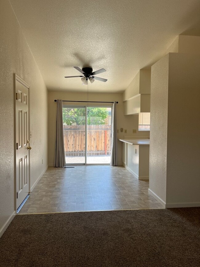 Building Photo - Wonderful well kept property