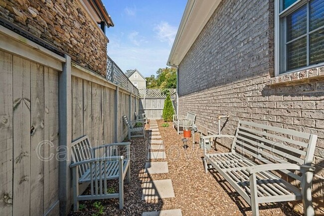 Building Photo - 7 James St