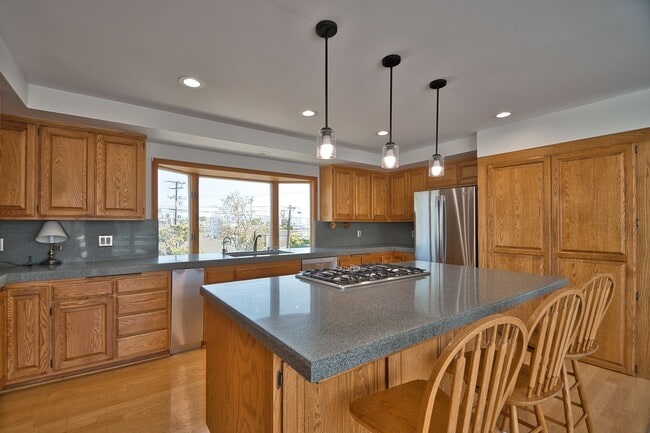 Building Photo - 4 Bed 2.5 Bath Home in Hermosa Beach For L...