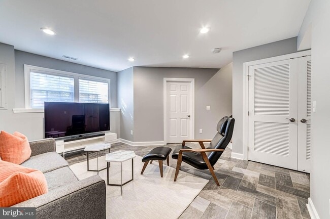 Building Photo - 947 Harrison Cir