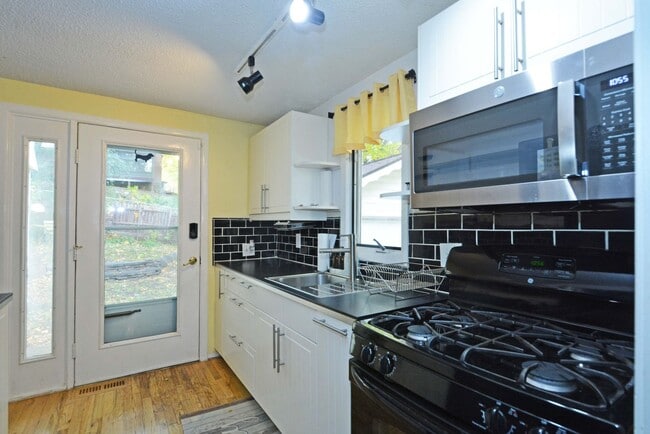 Building Photo - Charming, Furnished 1 Bed + Loft - Great L...
