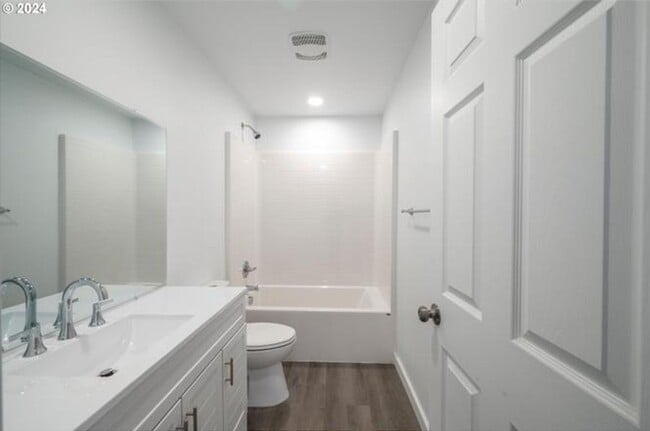 Building Photo - 2166