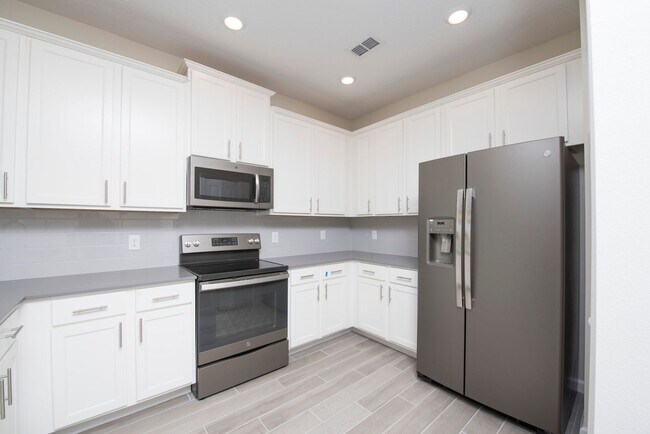 Building Photo - TOWNHOUSE 3 Bedrooms 2.5 Baths