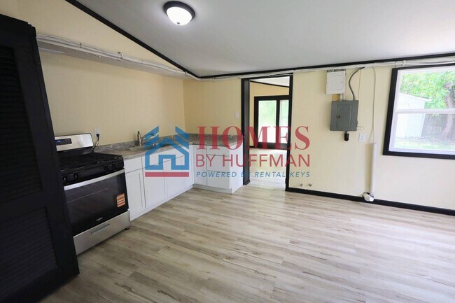 Building Photo - Three Bedroom | Detached Garage