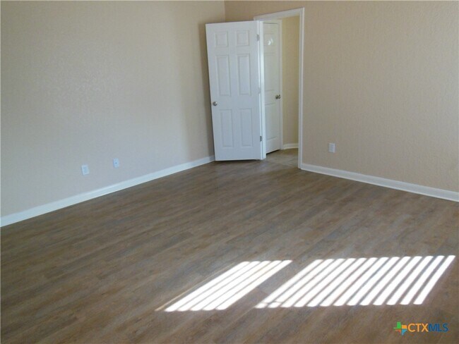 Building Photo - 455 Roadrunner Ave