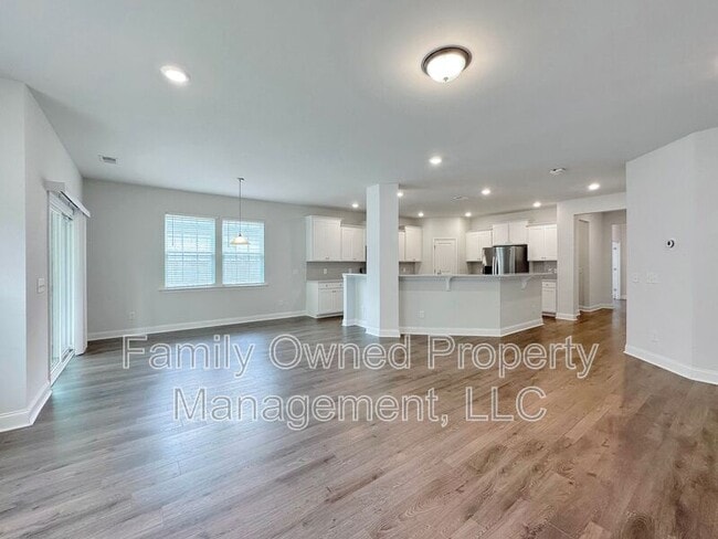 Building Photo - 302 Witch Hazel St