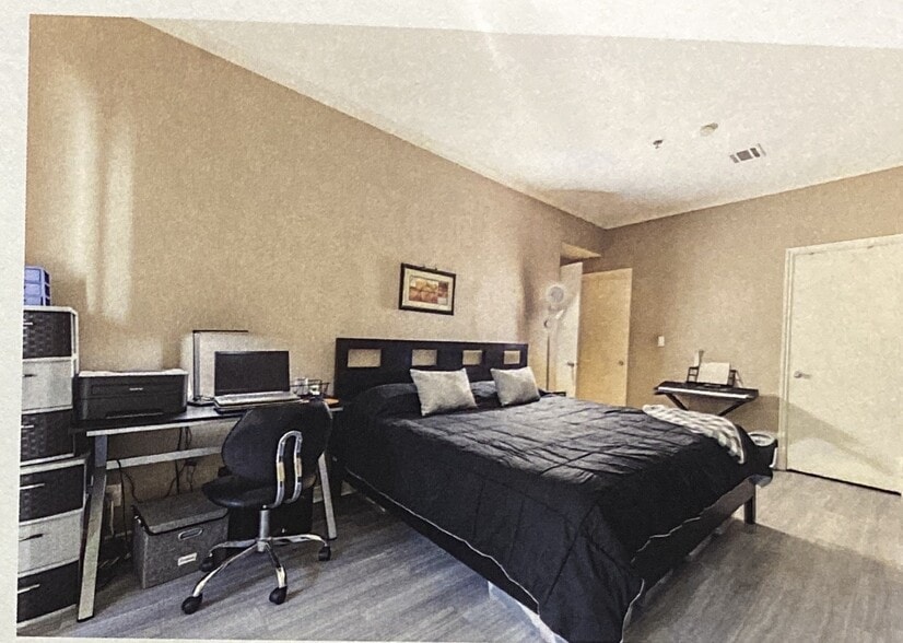 Master BR with walkin closet - 300 N El Molino Ave