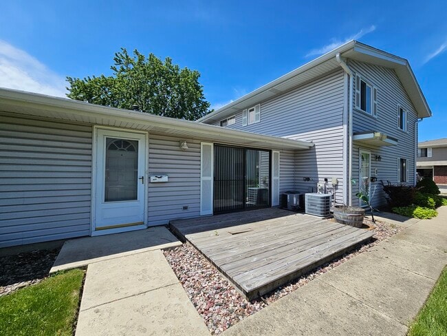 Primary Photo - 829 Pondview Ct