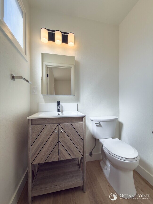 Building Photo - Newly Remodeled 2 Bedroom Apartment for Rent in Midtown Ventura!