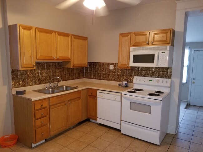 Building Photo - Two Bed/1Bath House