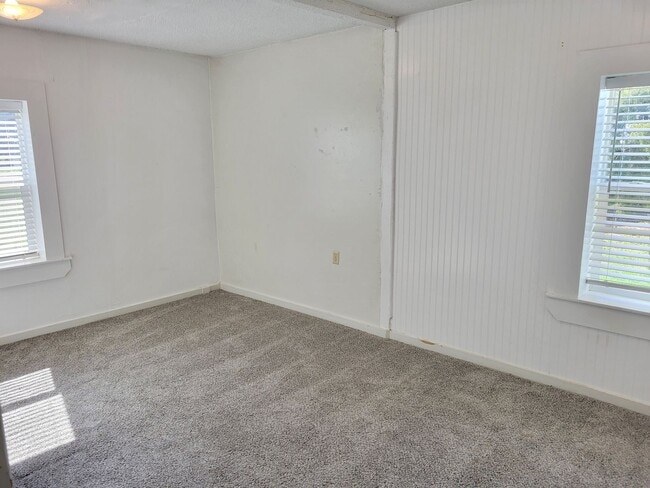 Building Photo - LARGE HOME WITH FENCED YARD NEAR LOCKWOOD ELEMENTARY SCHOOL